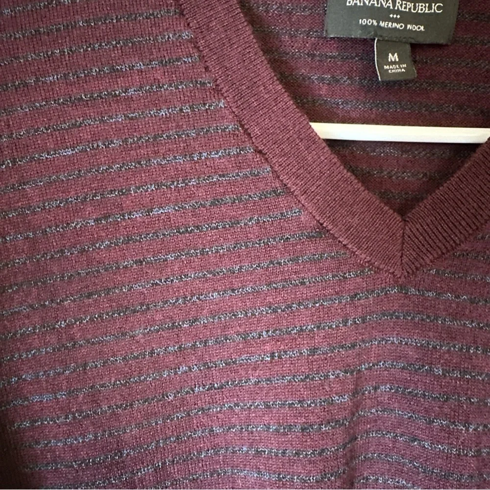 Banana‎ Republic - 100% Merino wool V Neck Sweater - - Size M purple/maroon